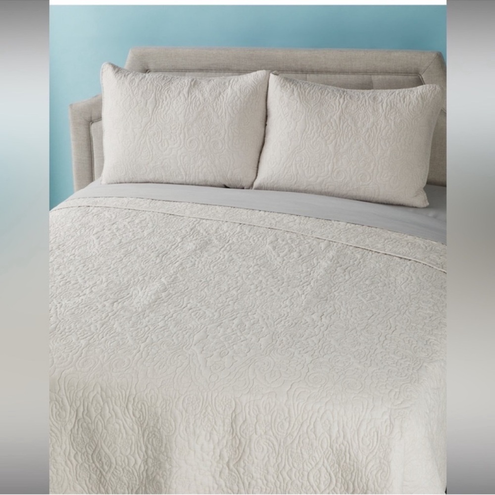 🎉LAST PIECE🎉TAHARI HOME Embroidered Floral Quilt Set
